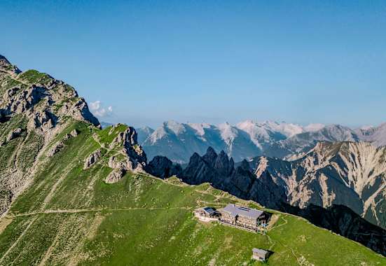 Die Nördlinger Hütte (2.239 m) im Karwendel (Tirol)