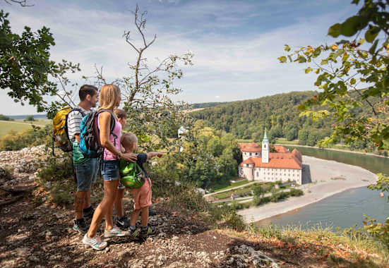 Blick vom Jurasteig auf das Kloster Wellenberg am Donaudurchbruch