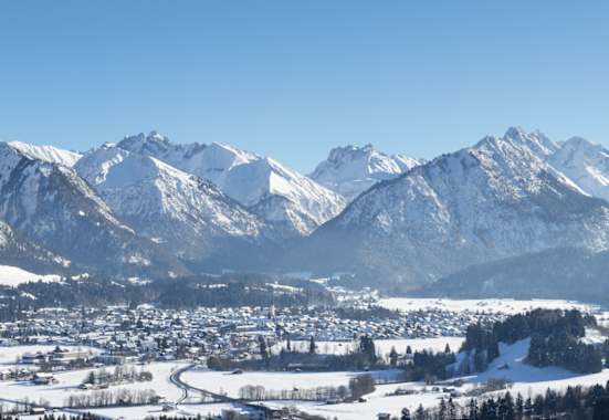 Blick über das winterliche Oberstdorf im Allgäu