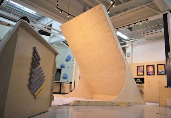 Die freistehende Kletterwand für das effektive Klettertraining daheim: die Freewall 