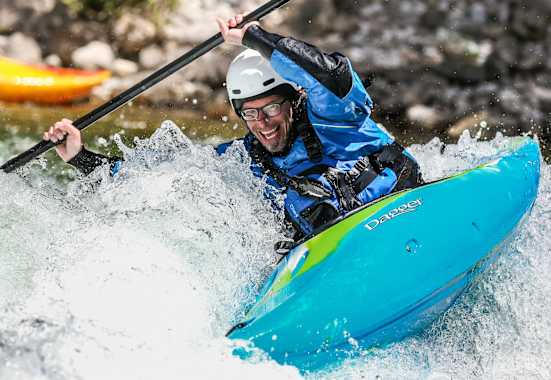 Kanufahrer im Wildwasser