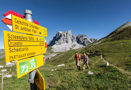 Wandern im Bergsteigerdorf St. Antönien in Graubünden in der Schweiz. 