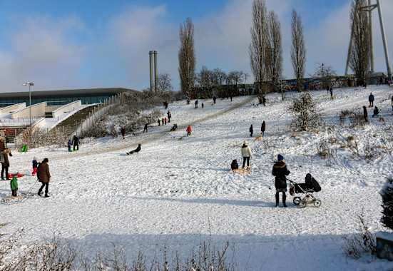 Rodeln im Mauerpark in Berlin
