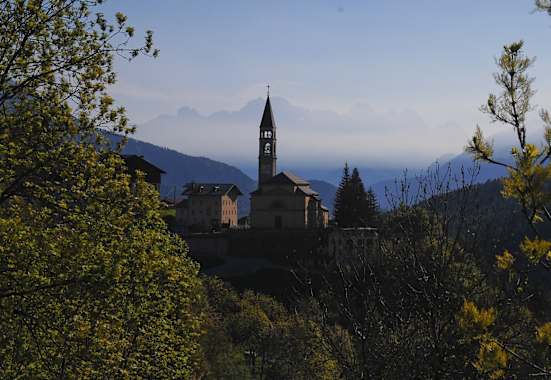 Cibiana di Cadore, im Hintergrund die Grenzberge zum Friaul
