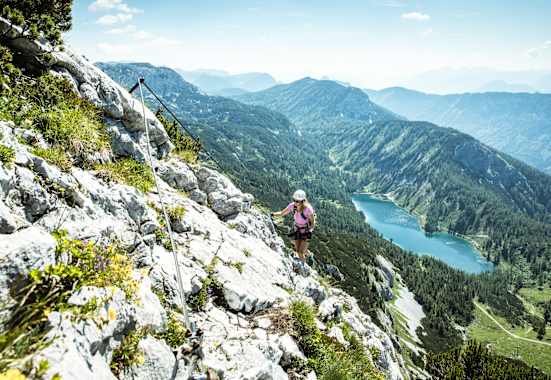 Bergsteigerin am Gamsblick Klettersteig