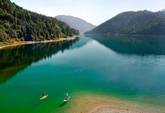 Zwei Sportler alleine am See.