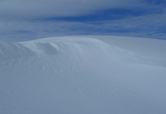 Der Wind formt den Schnee