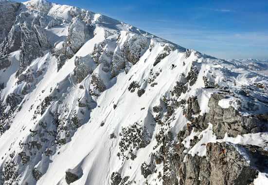 Skifahrer in einer steilen Flanke am Schneeberg in Niederösterreich
