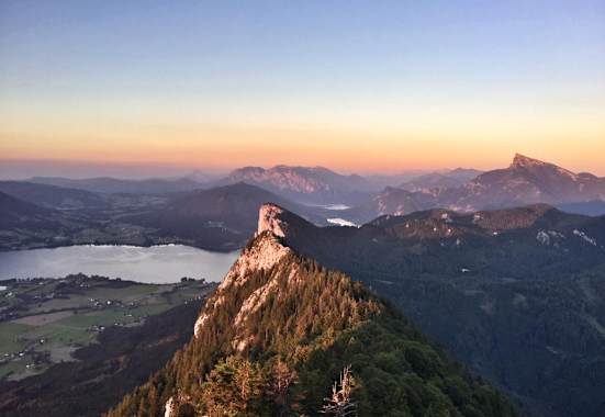 Abendstimmung am Schober (1.328 m) in den Salzkamergut-Bergen mit Blick auf die Drachenwand und den Mondsee 