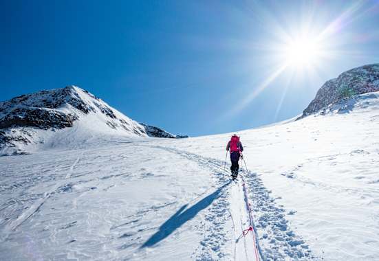 Skitourengeher am Weg auf den Similaun