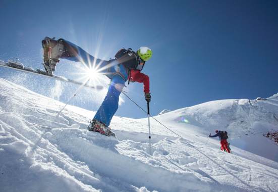 Skitourengeher bei einer Spitzkehre