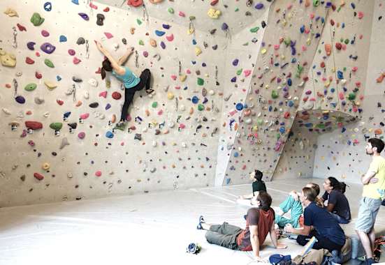 Eine Sportkletterlehrerin ist für Ausbildung und Training beim Bouldern und Vorstiegsklettern qualifiziert.