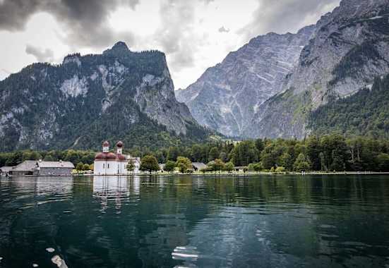 Der Blick auf die Wallfahrtskirche St. Bartholomä auf der Halbinsel Hirschau im Königssee