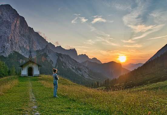 Mädchen bei Sonnenuntergang am Berg
