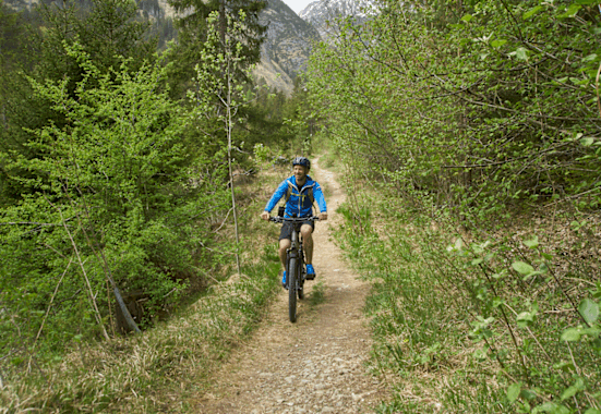 Weg und Ziel zugleich: Anfahrt zur Wanderung per e-Bike