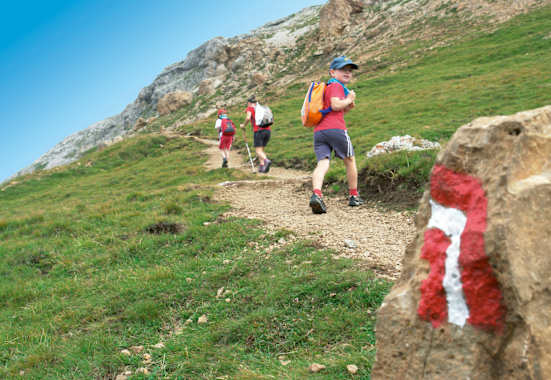 Kinder wandern in den Dolomiten