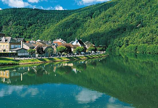 Malerisch liegen die Häuser von Monthermé am Ufer der Maas.