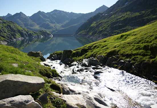 Die Reussquelle fliesst in den Lucendro Stausee