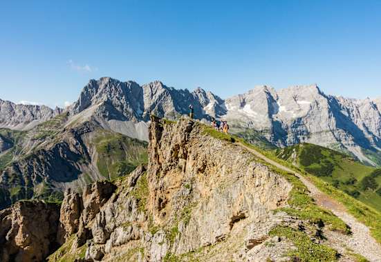 Die Bergwelten-Online-Redaktion am Weg auf das Sonnjoch
