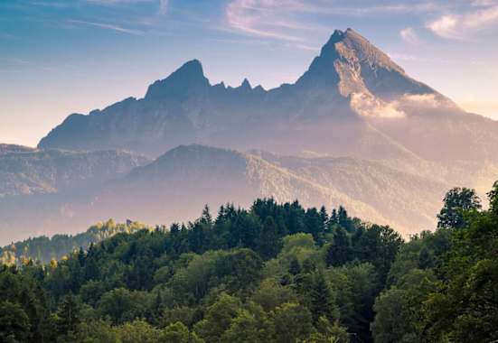 Der Watzmann (2.713 m) im Berchtesgadener Land im sanften Abendrot 