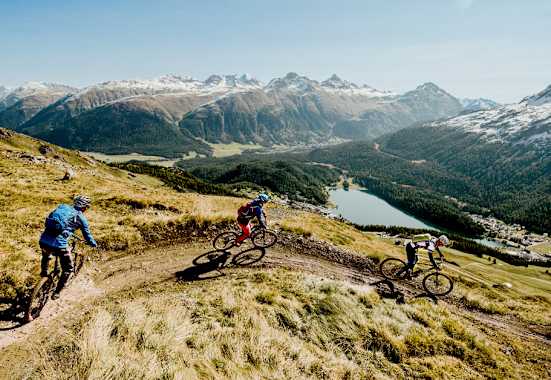 Biken im Engadin: Auf den Trails kommt man hoch hinaus und in viel Flow-Genuss. 