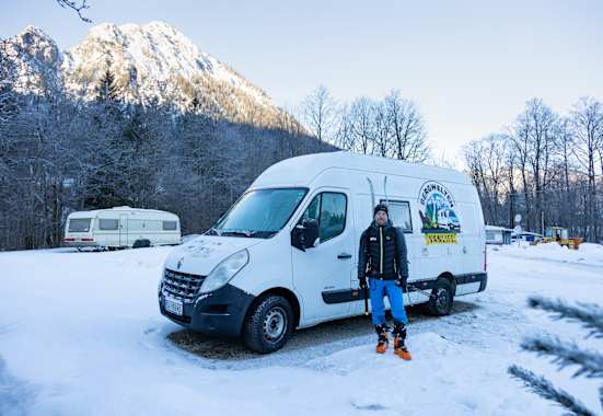 Bergwelten-Redakteur Daniel Kubera mit dem Bergwelten-Van