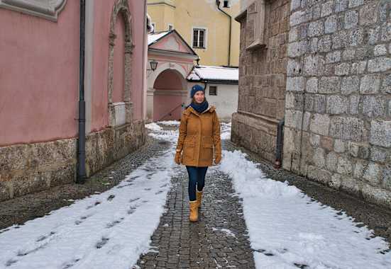 Frau beim Winterbummel
