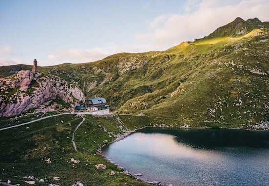 Der Wolayersee mit der Wolayerseehütte (1.951 m) im sanften Abendlicht