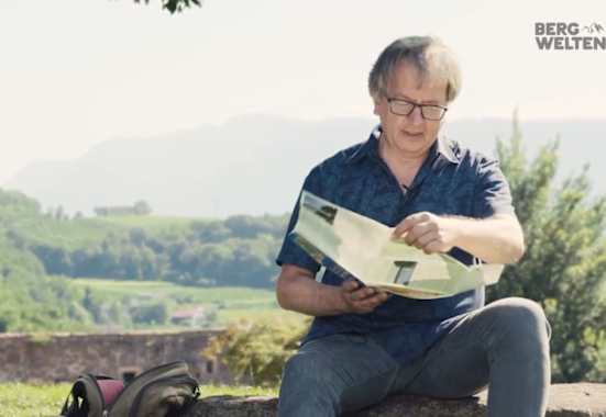 Hans Zippert studiert die Müggelberge