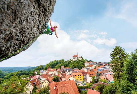 Angy Eiter klettert die 17 Meter lange „Supernase“ am Gernerfels in Gößweinstein. Der Fels gilt als fränkischer Klassiker – auch wegen des überragenden Ausblicks, wenn man oben ist.