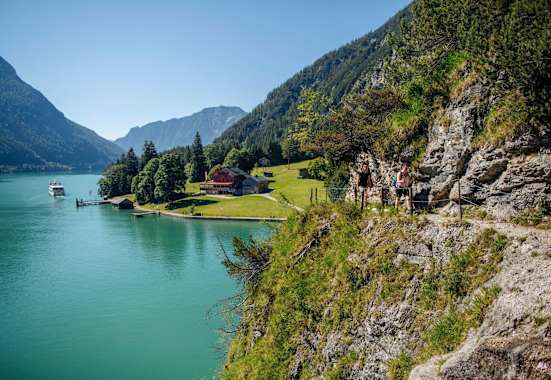 Eine Almhütte die direkt am Achensee liegt