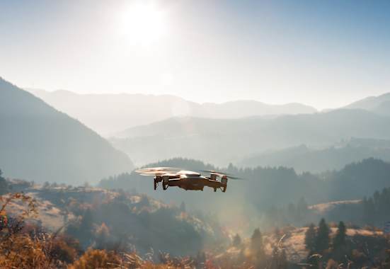 Drohnenflug in den Bergen Bestimmungen