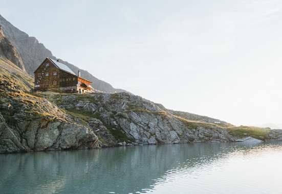 Am Ufer des Gradensees steht die Adolf-Noßberger-Hütte. 