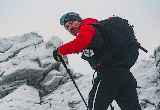 Der Profi-Snowboarder Alex Payer kennt einige gute Tipps, wie man sich für die Skitourensaison vorbereitet.