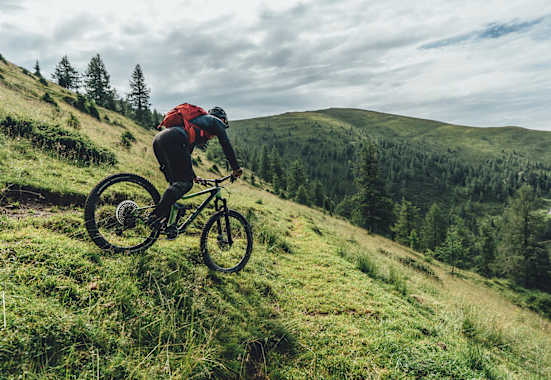 Alex Payer weiß genau, was du für deine ausgiebigen Radtouren brauchst: Die richtige Stärkung für zwischendurch bekommst du mit den Loidl Salamisnacks.