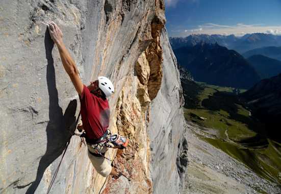 Südwand der Schüsselkarspitze im Tiroler Wettersteingebirge ist berühmt-berüchtigt für ihre anspruchsvollen Alpinrouten