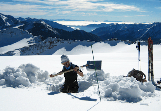Glaziologin Andrea Fischer bei der Arbeit am Gletscher