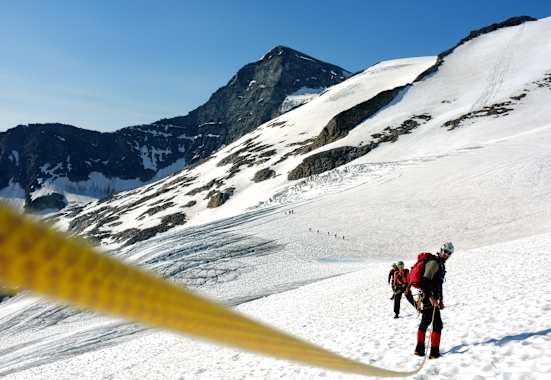 Angeseilt am Gletscher: Lange Abstände und gespanntes Seil.
