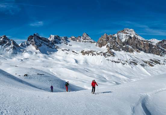 Skitourengeher im Aostatal in Italien