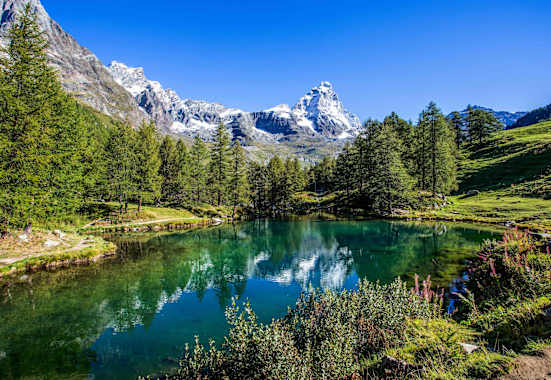 Der Lago Blu mit toller Sicht auf das Matterhorn im Aostatal in Italien.