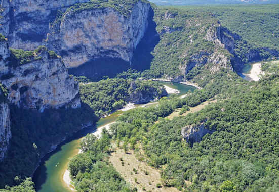 Auf 125 km schlängelt sich die Ardèche durch den gleichnamigen Naturpark.