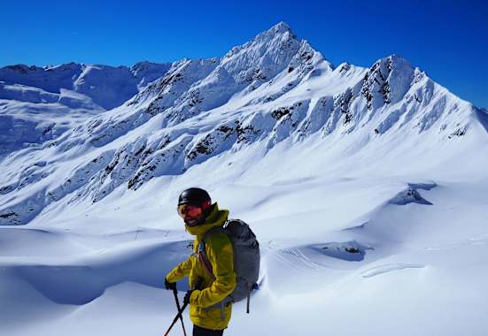 Wintersportler im Gelände: Freeriden am Arlberg