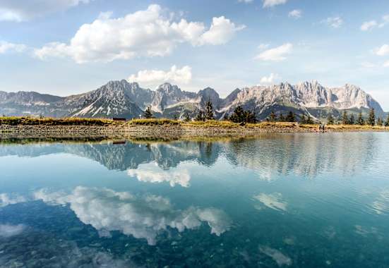 Der Astbergsee mit dem Wilden Kaiser