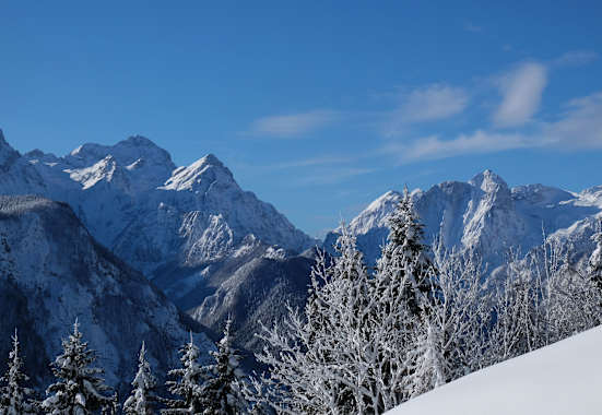 Skitour auf den Dovška Baba in Slowenien: Blick in die Julischen Alpen mit dem Triglav