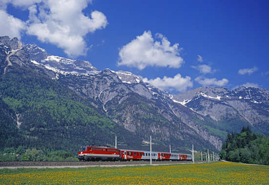 Zug vor Bergpanorama in Salzburg