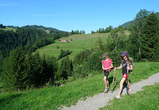 Die Kinder sind begeistert von den abwechslungsreichen Ausblicken über die Landschaft.