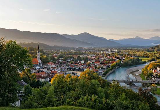 Blick vom Kalvarienberg über Isar und Bad Tölz in Oberbayern