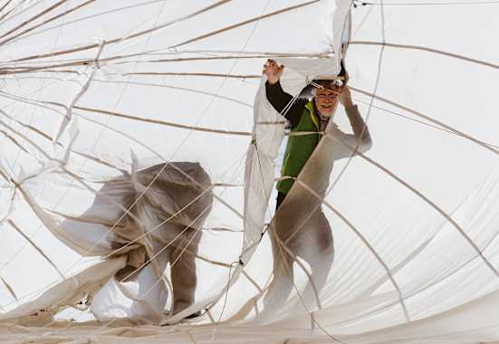 Wolfgang Nairz bereitet den Ballon vor.