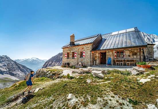 Der Bergsteiger erreicht die Hütte.