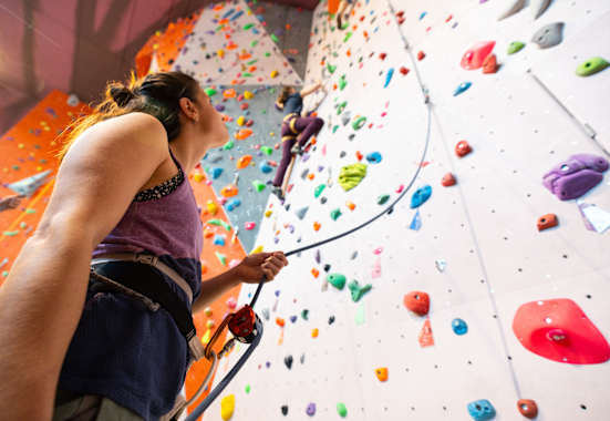 Diese Ausrüstung brauchst du fürs Klettern in der Halle